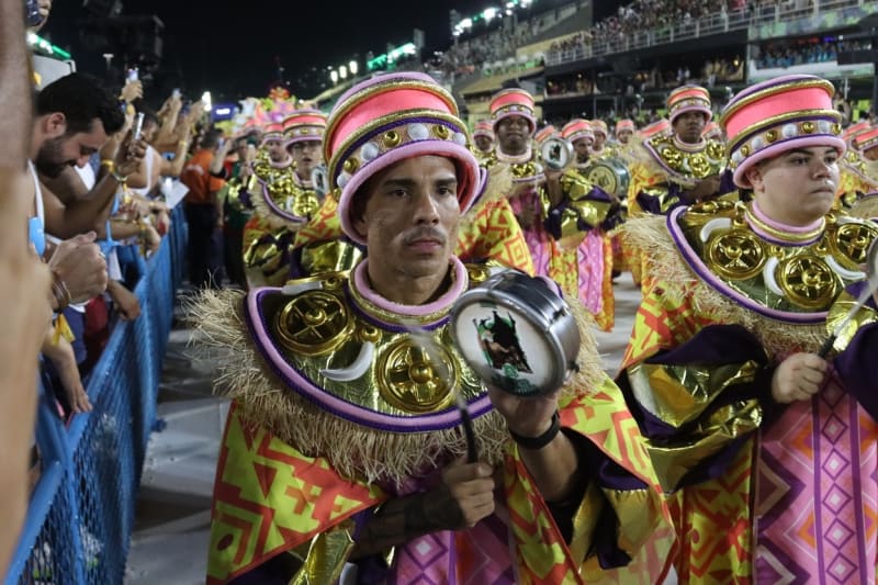 Mezi vystupujícími na karnevalu v brazilském Riu de Janeiru jsou také muži. 
