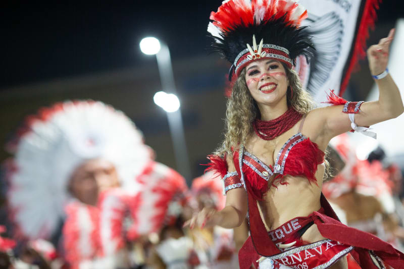 Členka školy samby s názvem Imperatriz Leopoldinense tancuje při neoficiálním karnevalu v brazilském Riu de Janeiru v únoru 2022.