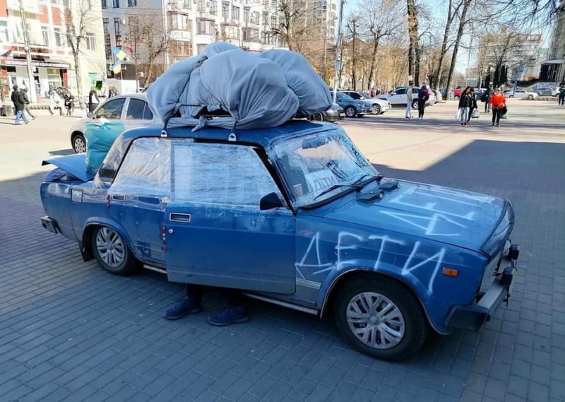 Viděli jsme auta z východu Ukrajiny, které měly nápis děti a zároveň stopy po kulkách, popsala redakci Boháčková. 