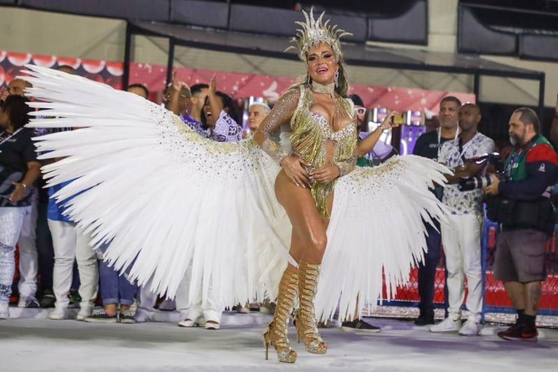 Tanečnice skupiny Unidos da Ponte při svém vystoupení na tradičním karnevalu v Riu de Janeiru v dubnu 2022.