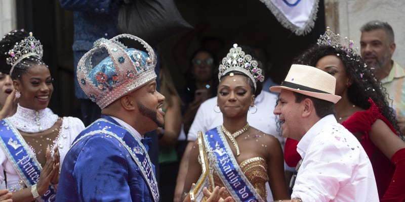 Starosta Ria de Janeira Eduardo Paes (vpravo) předává klíč od karnevalu pro rok 2022 jeho králi Wilsonu Dias da Costa Netovi. 