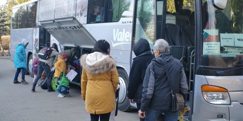 Celkem se dobrovolníkům podařilo přepravit do ČR přes 300 ukrajinských uprchlíků. Ve valné většině případů jde o ženy, děti a seniory.