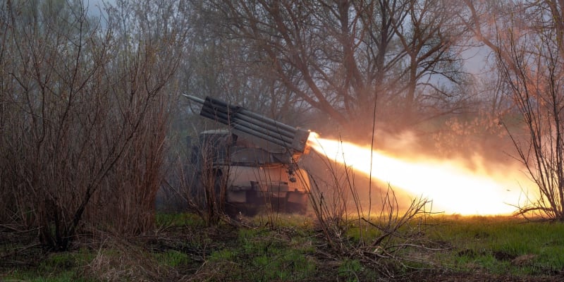 Ukrajinský salvový raketomet BM-21 v Charkovské oblasti, 21. dubna