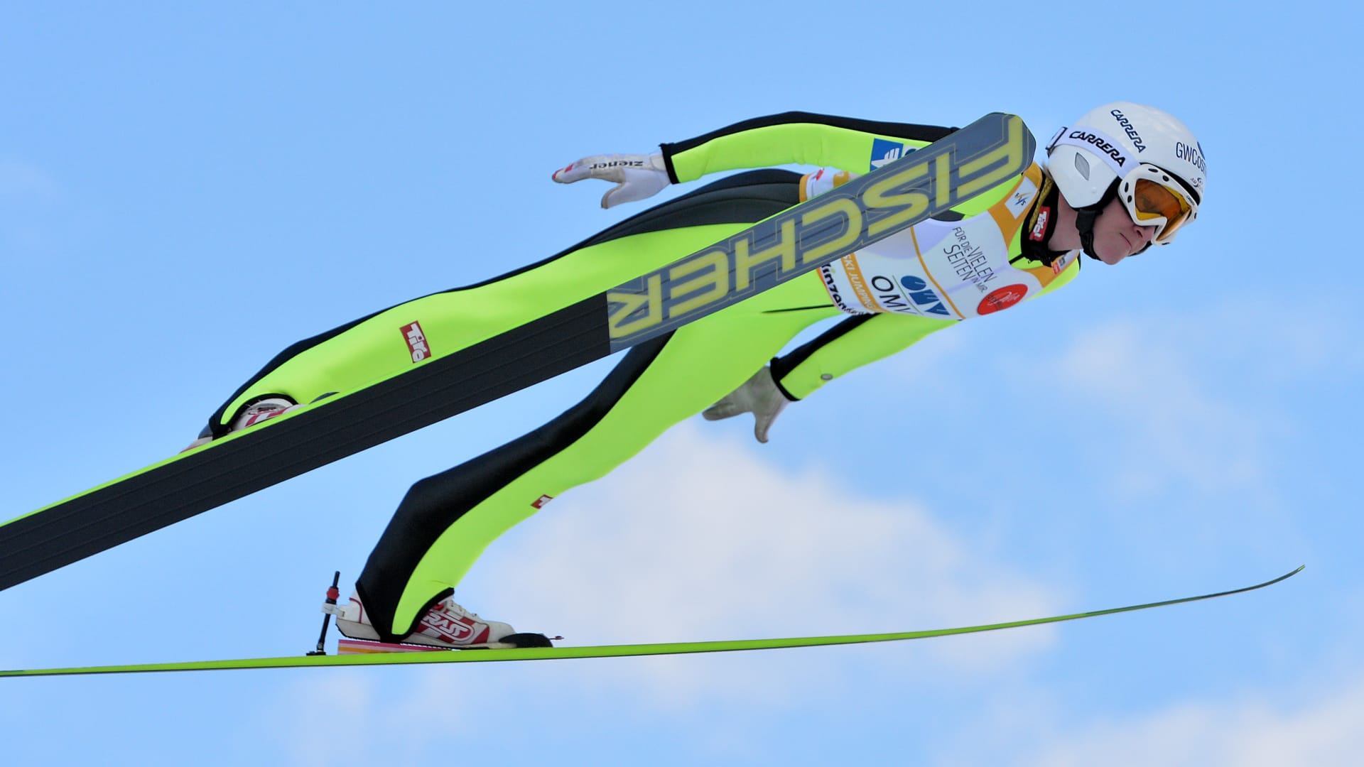 Ženský světový rekord v letech na lyžích drží Rakušanka Daniela Iraschko-Stolzová, která skočila 200 metrů na můstku v Bad Mitterndorfu.