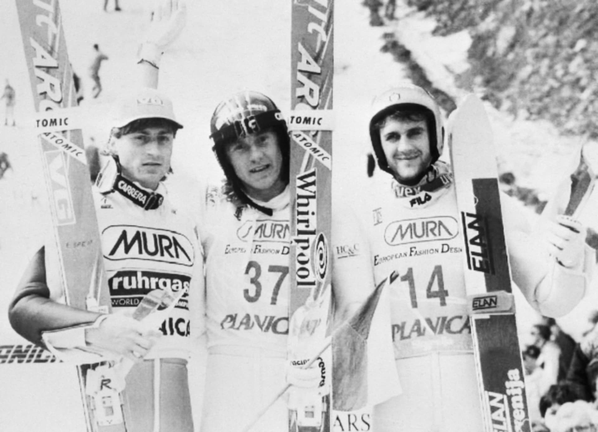 Český skokan na lyžích Jaroslav Sakala (uprostřed) se raduje na stupních vítězů ze svého životního úspěchu, titulu mistra světa v letech, kterého dosáhl v březnu 1994 ve slovinské Planici. Druhý skončil Nor Espen Bredesen (vlevo), třetí Roberto Cecon z ...