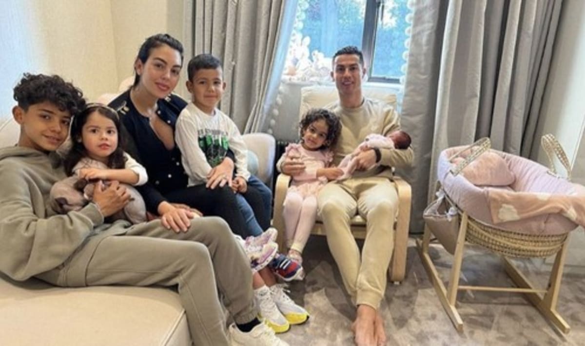 Ronaldo sdílel první rodinnou fotku s Georginou a jejich nově narozenou holčičkou. 