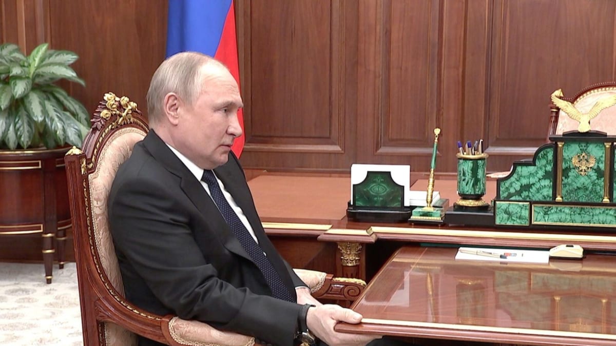 Putin se při hovoru se Šojguem celou dobu držel stolu (21. 4. 2022).