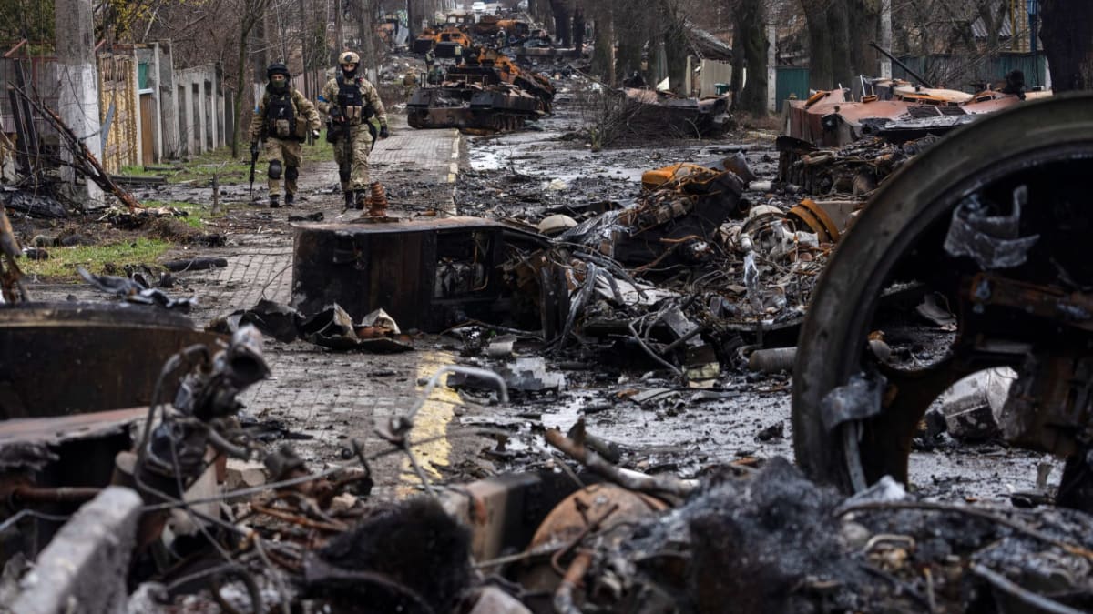 Záběry zničené ruské těžké techniky v Buči, 3. dubna