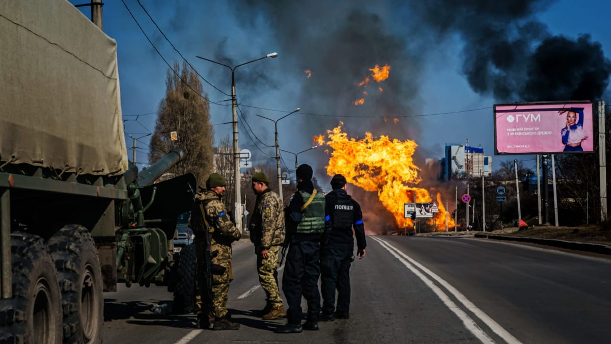 Ukrajinští policisté a vojáci stojí v pohotovosti s dělostřeleckou jednotkou. (25.3.2022)