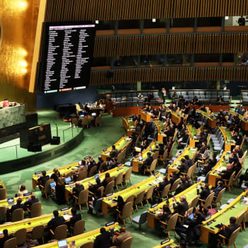 Valné shromáždění OSN schválilo vyloučení Ruska z rady pro lidská práva.