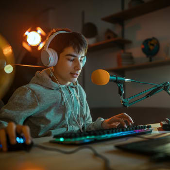 Mladík streamuje hraní her ze svého pokoje, ilustrační snímek.