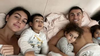 Dojemné. Ronaldo po tragédii sdílel první rodinnou fotku s novorozenou holčičkou