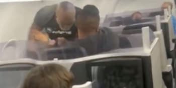 Tyson zmlátil pasažéra v letadle. Byl agresivní a boxerskou ikonu provokoval