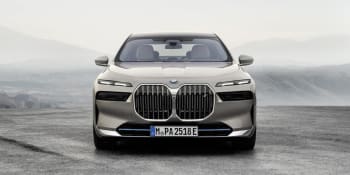 Přijíždí nové BMW řady 7. Zatím jako elektromobil, zato s filmovým plátnem vzadu