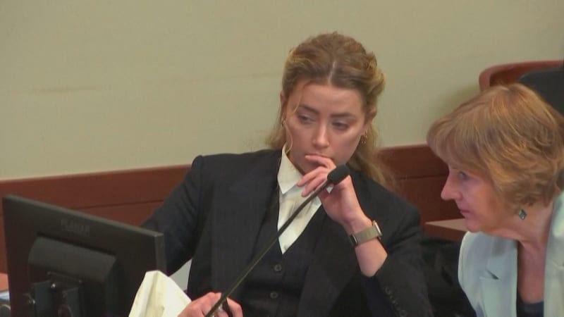 U soudu mezi Johnnym Deppem a jeho exmanželkou Amber Heardovou byla přehrána videa ze společné domácnosti.