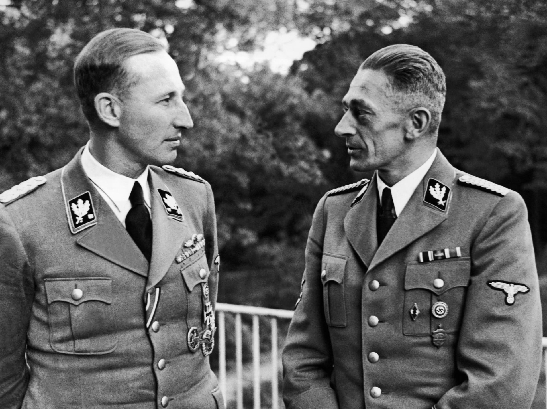 Říšský protektor Heydrich s Karlem Hermannem Frankem, který řídil vypálení Lidic a Ležáků