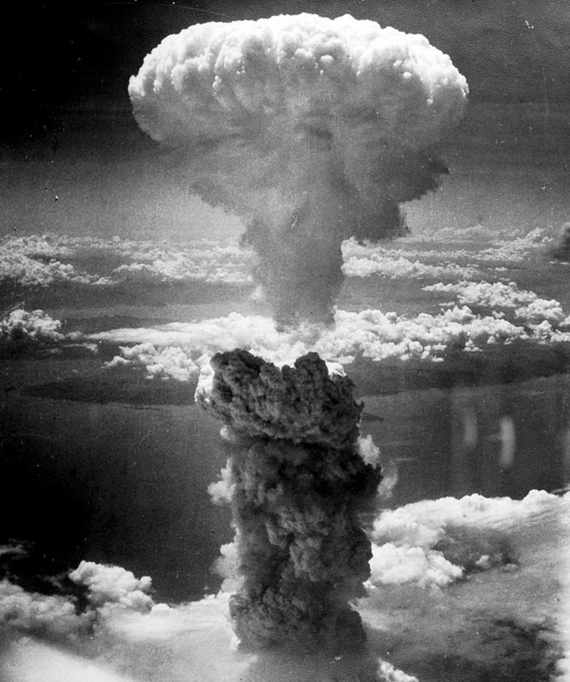 Atomový hřib bomby z atomového výbuchu se vznášel nad městem Nagasaki v 18kilometrové výšce