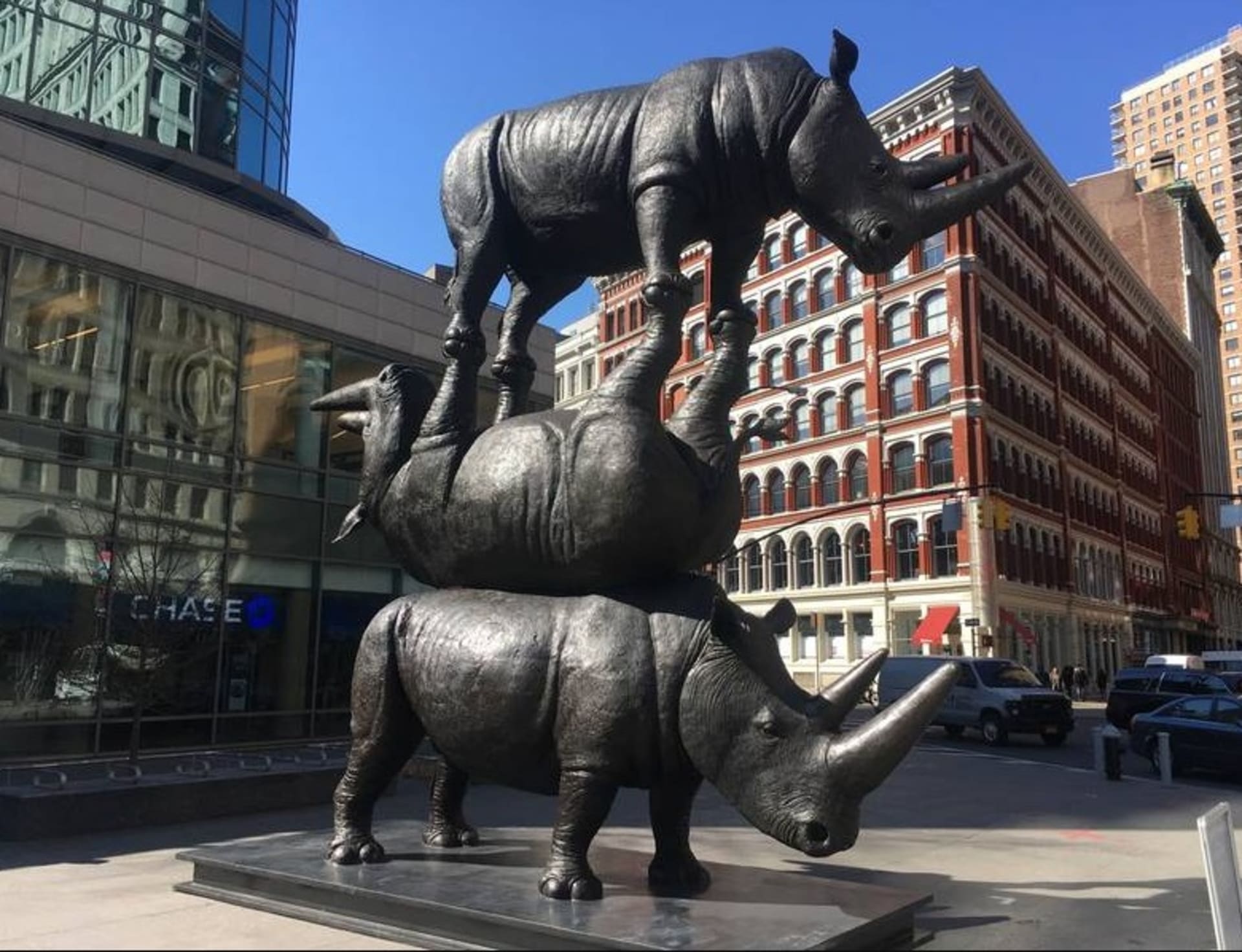 V New Yorku byla odhalena největší socha nosorožců na světě