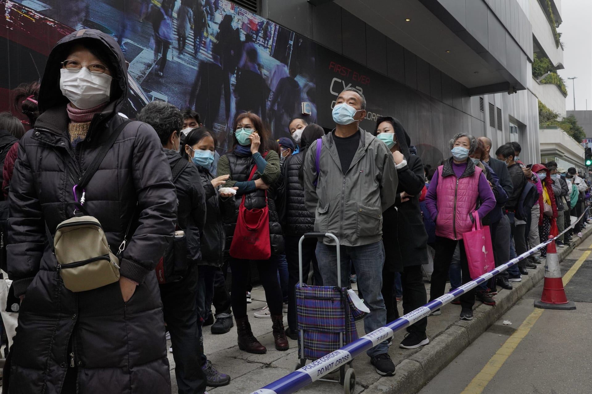 Obyvatelé Hongkongu v obavě před epidemií skupují základní zboží