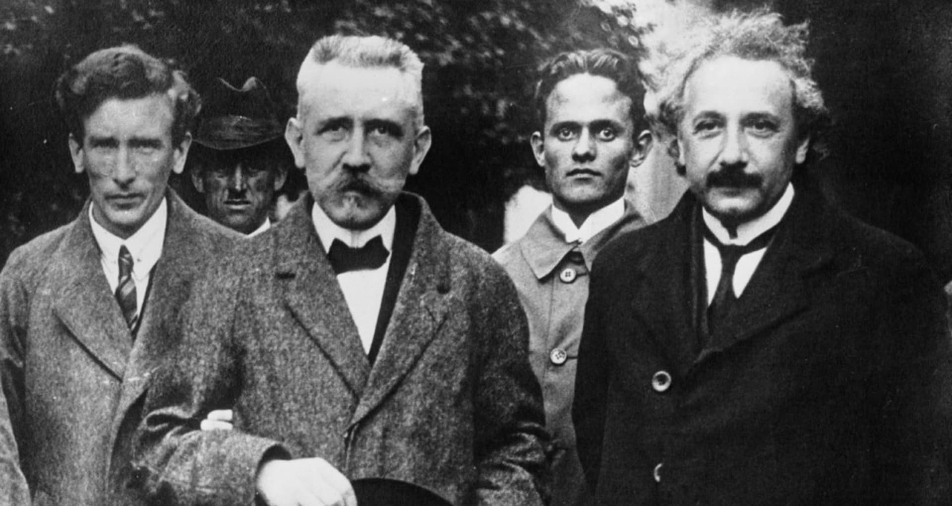 Albert Einstein (vpravo) v roce 1923.
