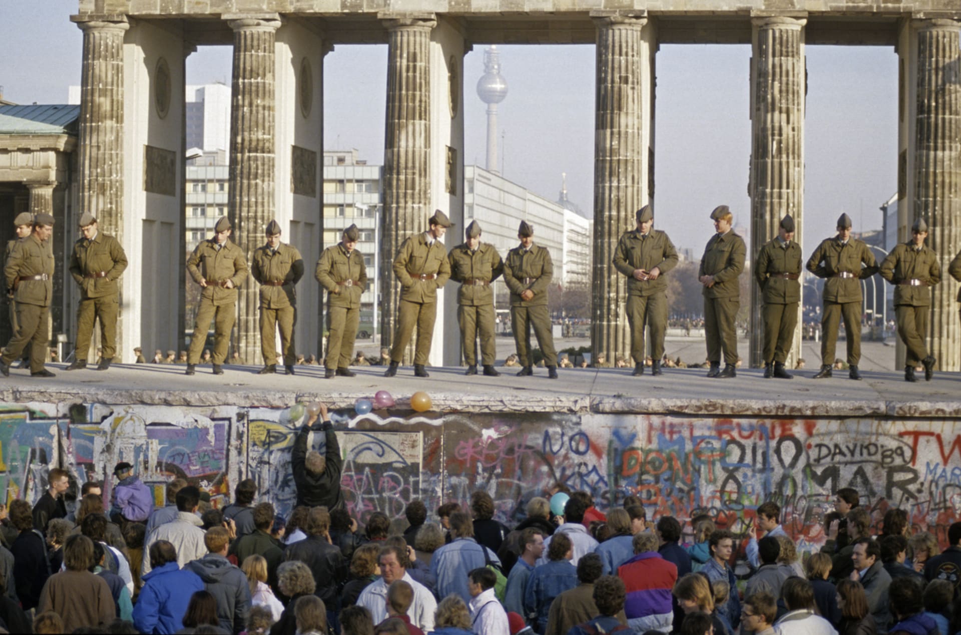 Východoněmečtí vojáci střeží symbol železné opony, Braniborskou bránu v srdci Berlína