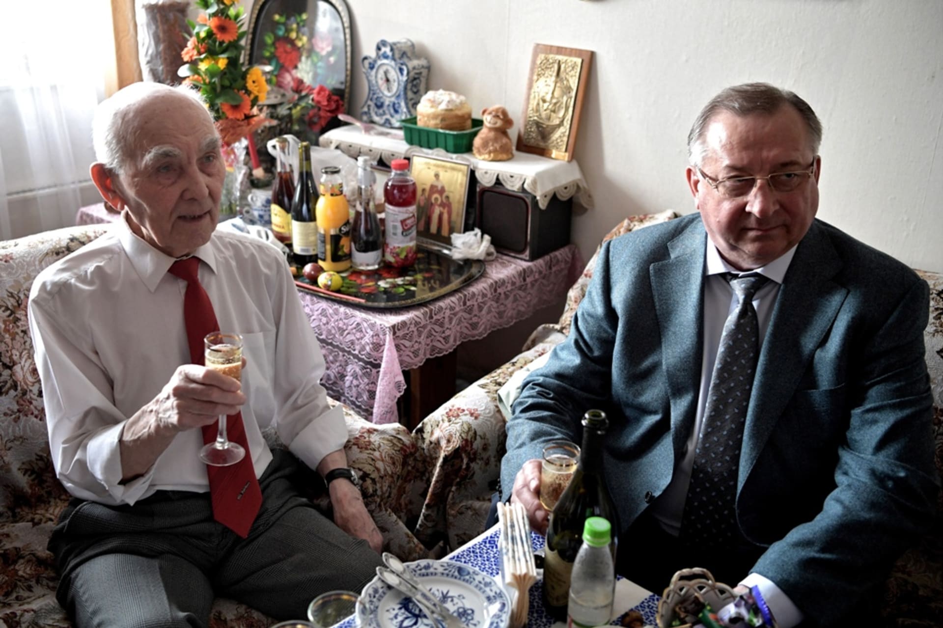 Na staré kamarády se nezapomíná - Putinův nadřízený z NDR Lazar Matvějev (vlevo) oslavil v roce 2017 devadesátku. Vpravo šéf společnosti Transněfť Nikolaj Tokarev