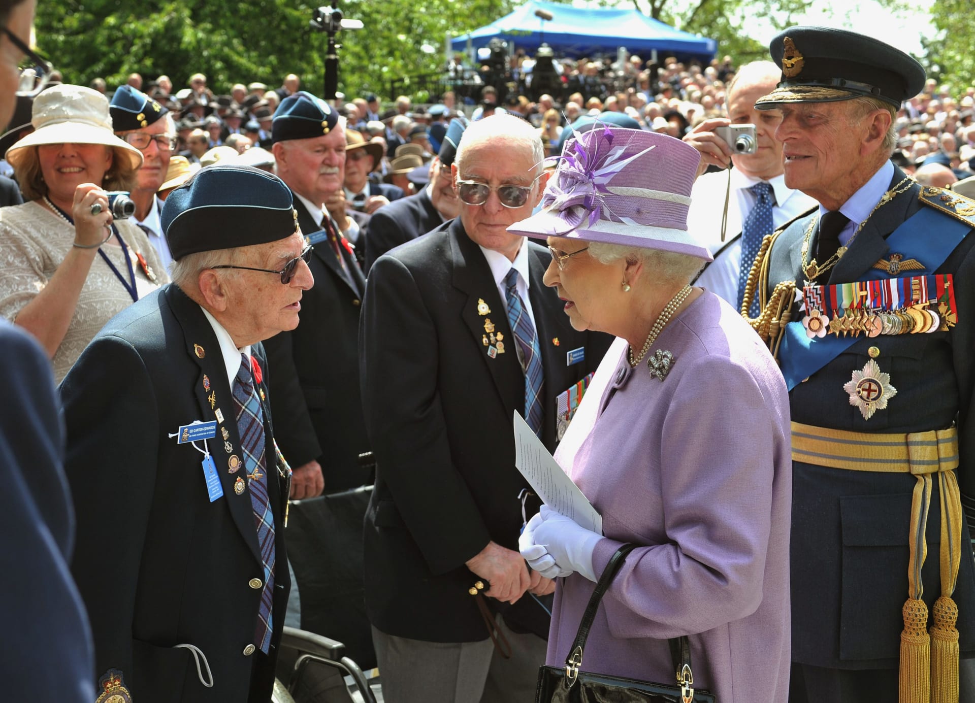 Princ Philip (vpravo) s křídly RAF na uniformě