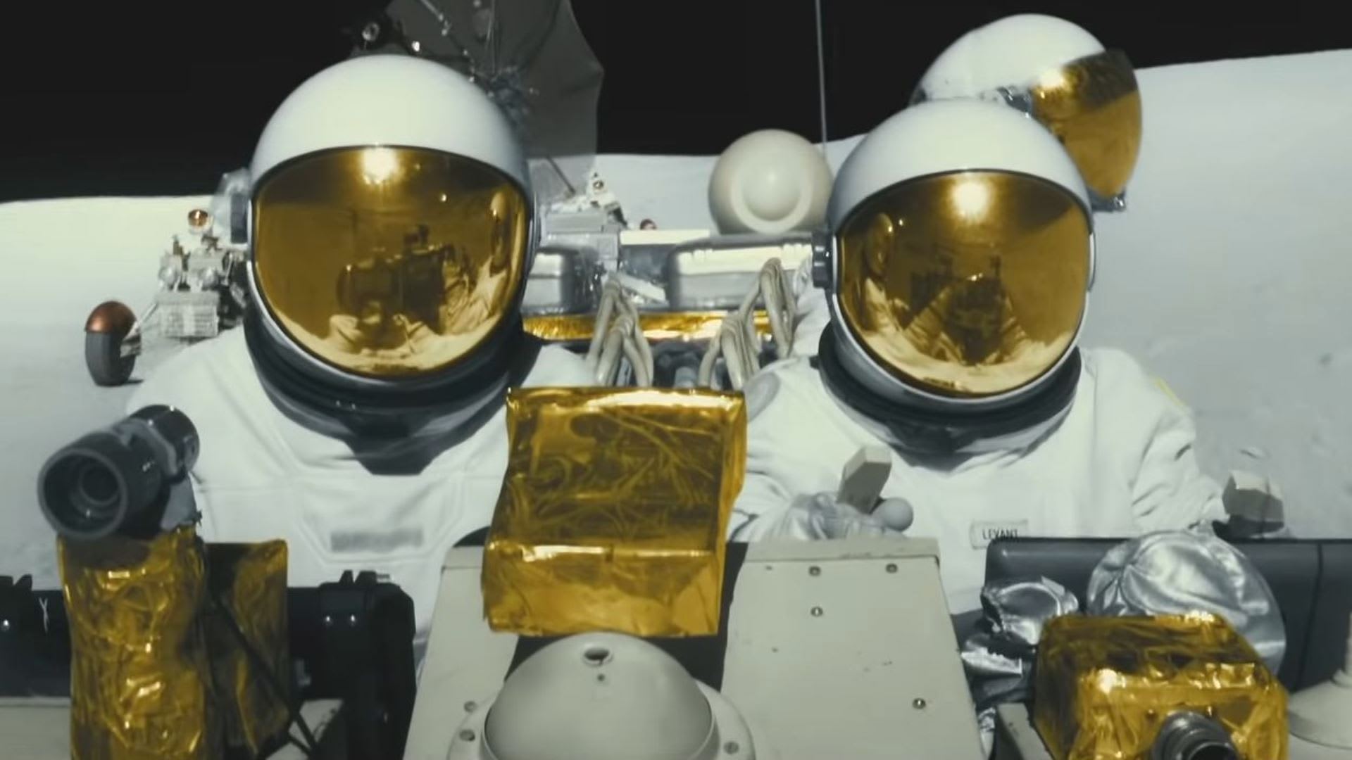 Fotka z filmu Ad Astra, v němž má lidstvo základnu na Měsíci