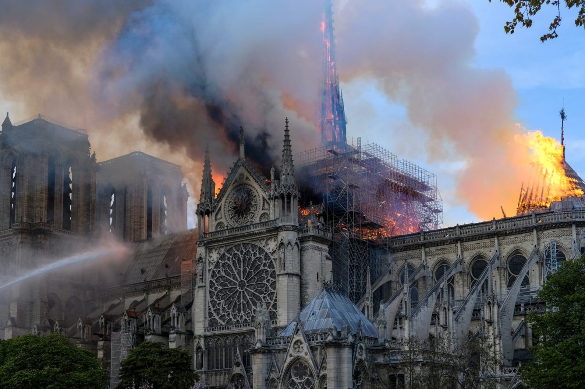 Právě střecha Notre-Dame utrpěla při požáru nejvíc