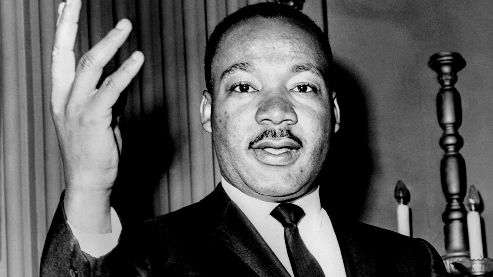 Jedním z vůdců hnutí, jež vzniklo v reakci na zatčení Rosy Parks, byl i tehdy ještě málo známý Martin Luther King