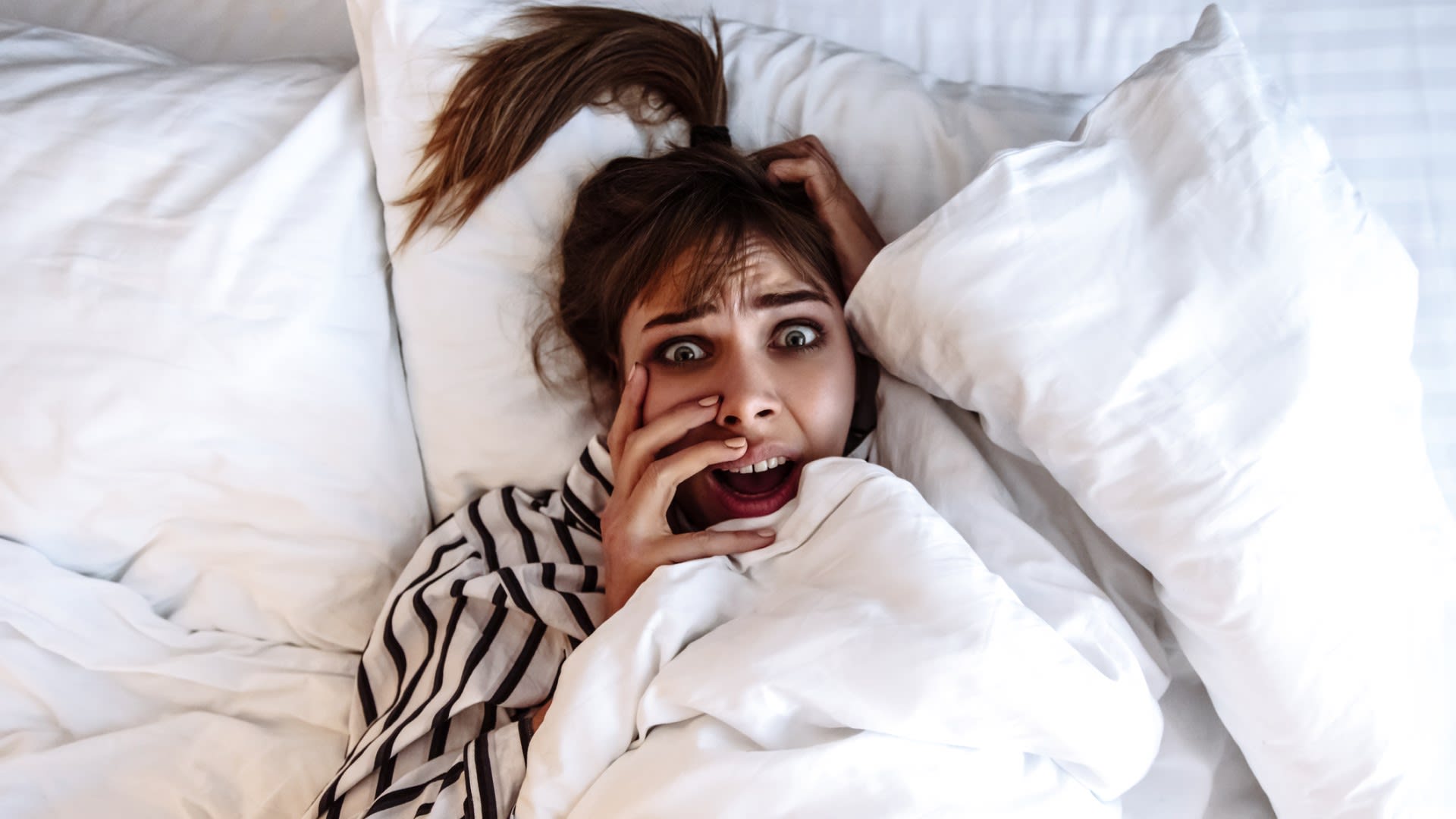 Minuty po probuzení nebo při usínání se mohou proměnit v horor.