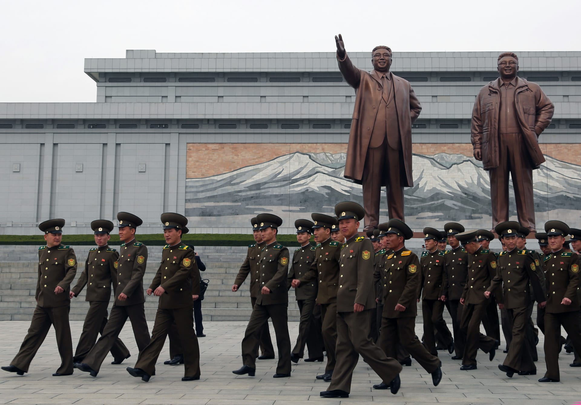 Vojáci u památníku dynastie Kimů