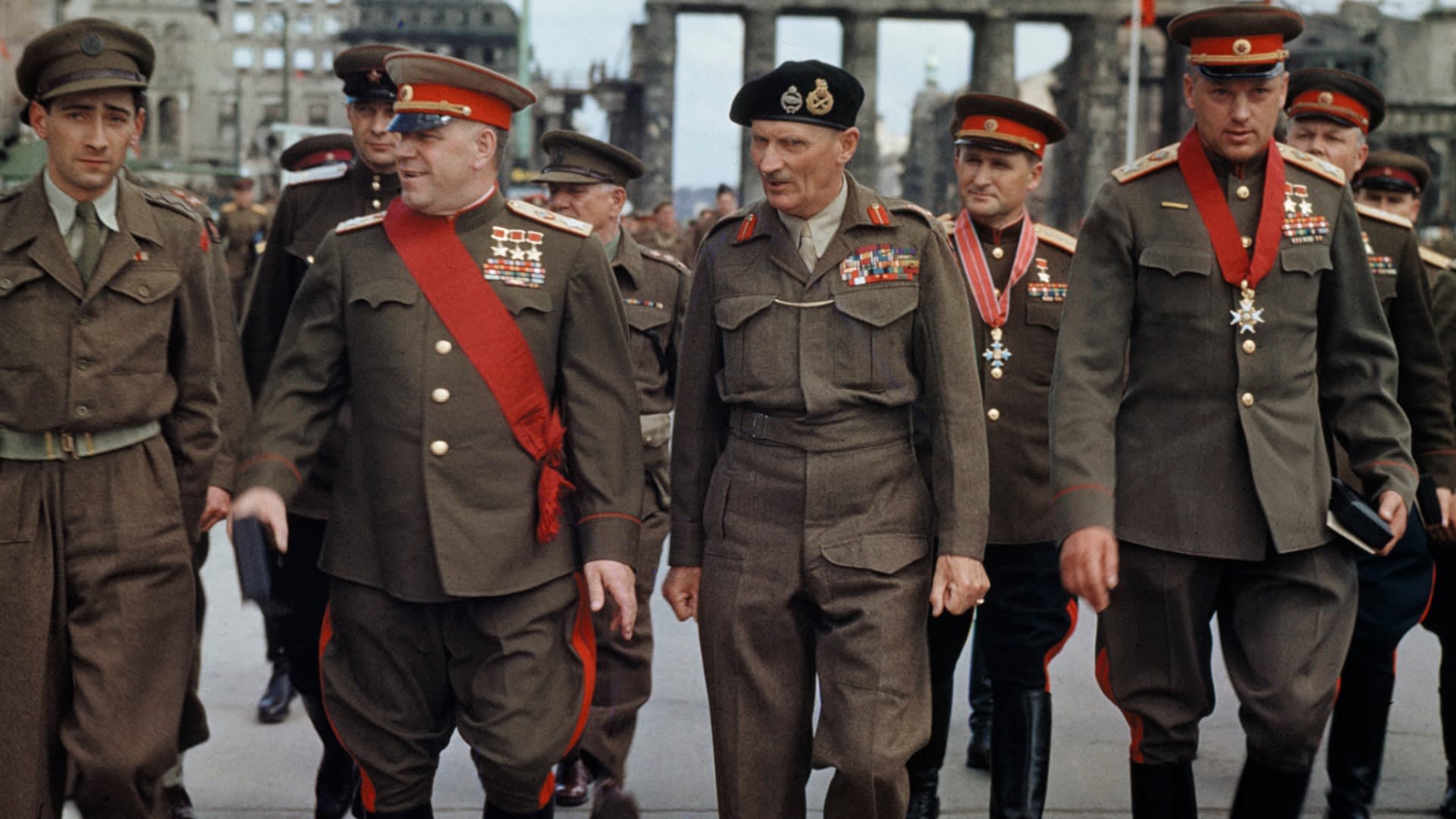 Georgij Konstantinovič Žukov (druhý zleva) v roce 1945 v Berlíně