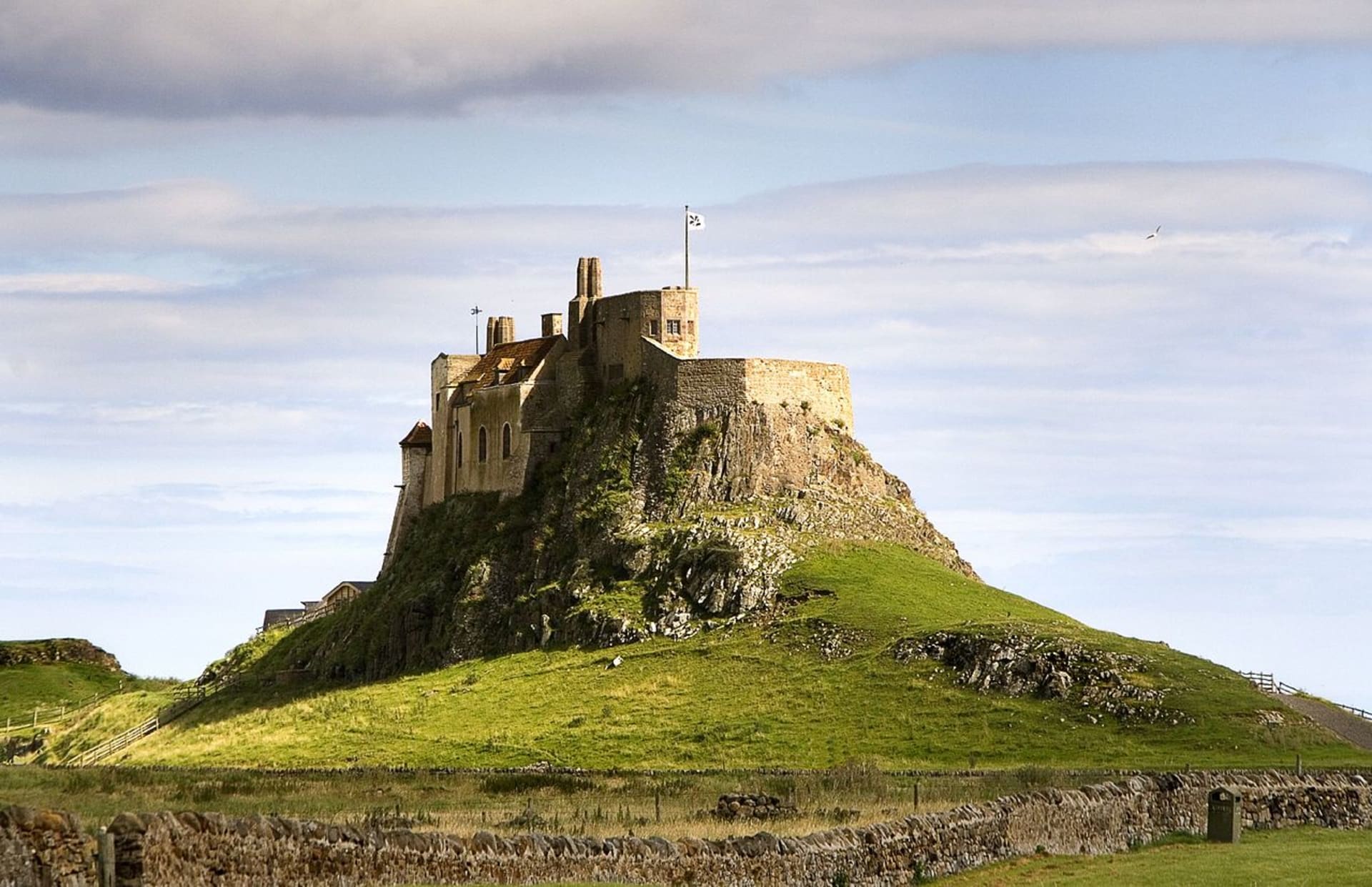 Lindisfarne - nedaleko vypleněného kláštera stojí hrad