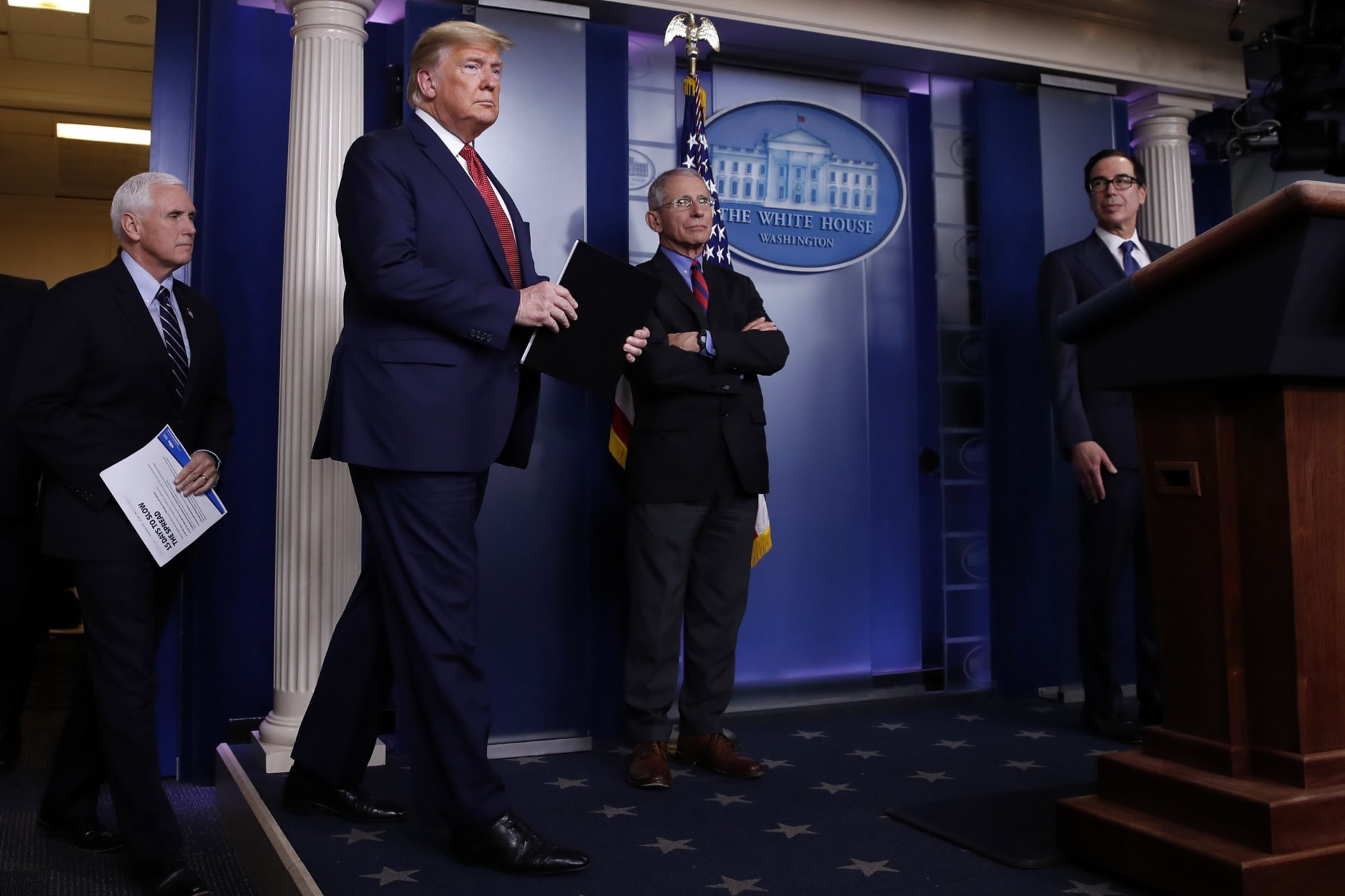 Anthony Fauci - vpravo od Donalda Trumpa - hlídá každé prezidentovo slovo