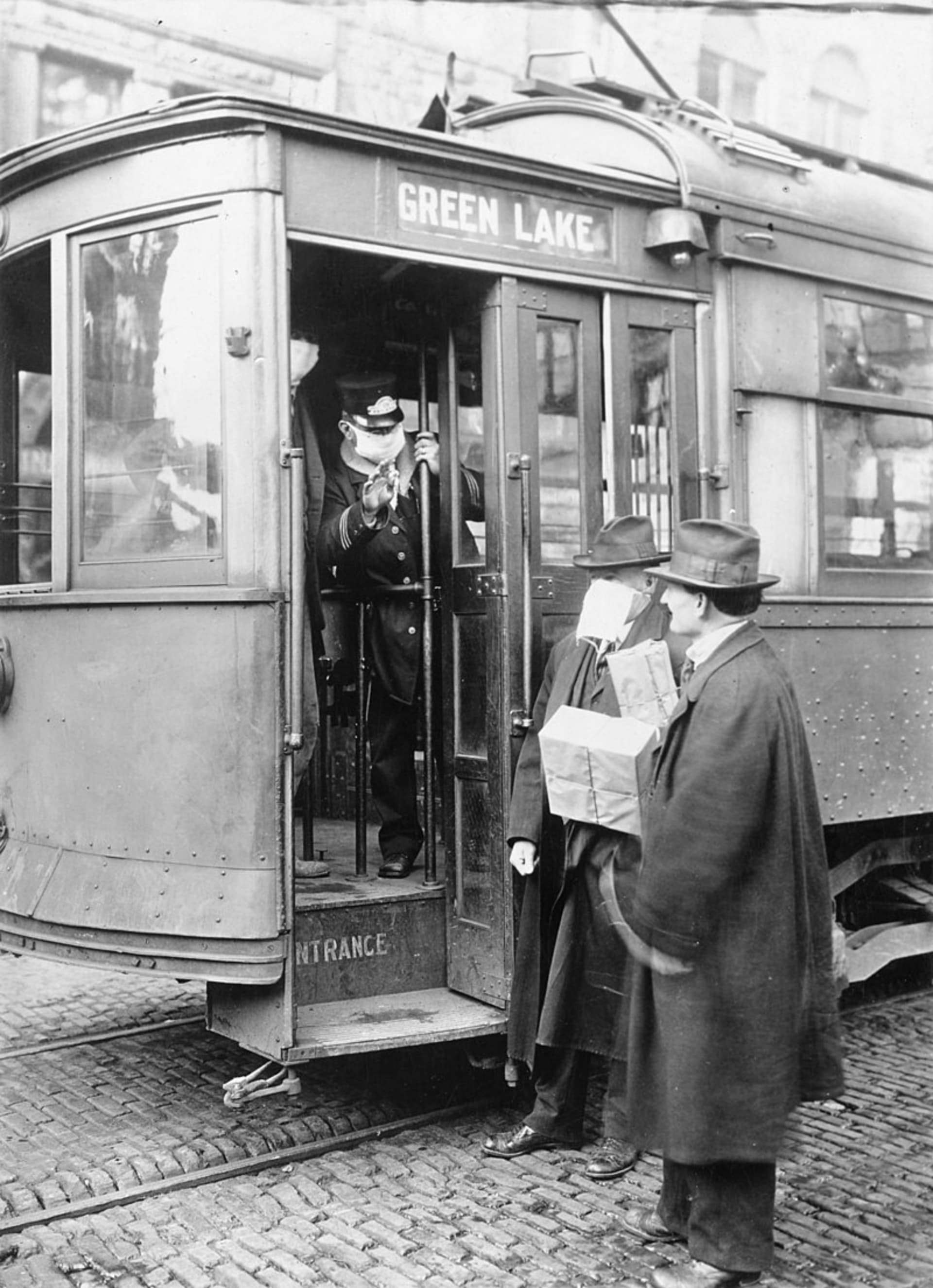 Opatření v roce 1918 v Seattlu: muž bez roušky není vpuštěn do tramvaje