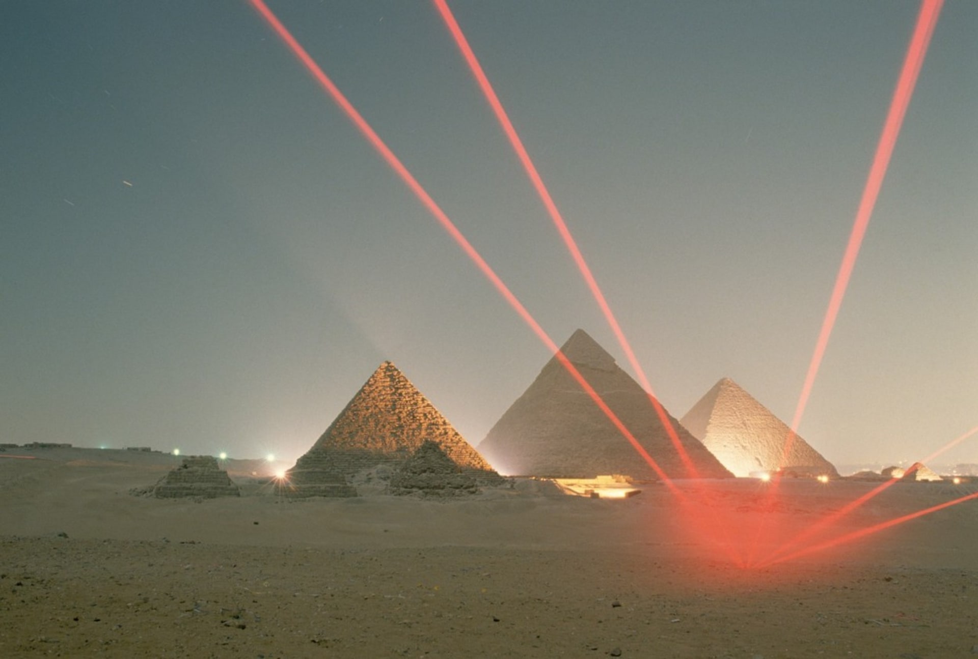 Cheopsova pyramida v záři laserů
