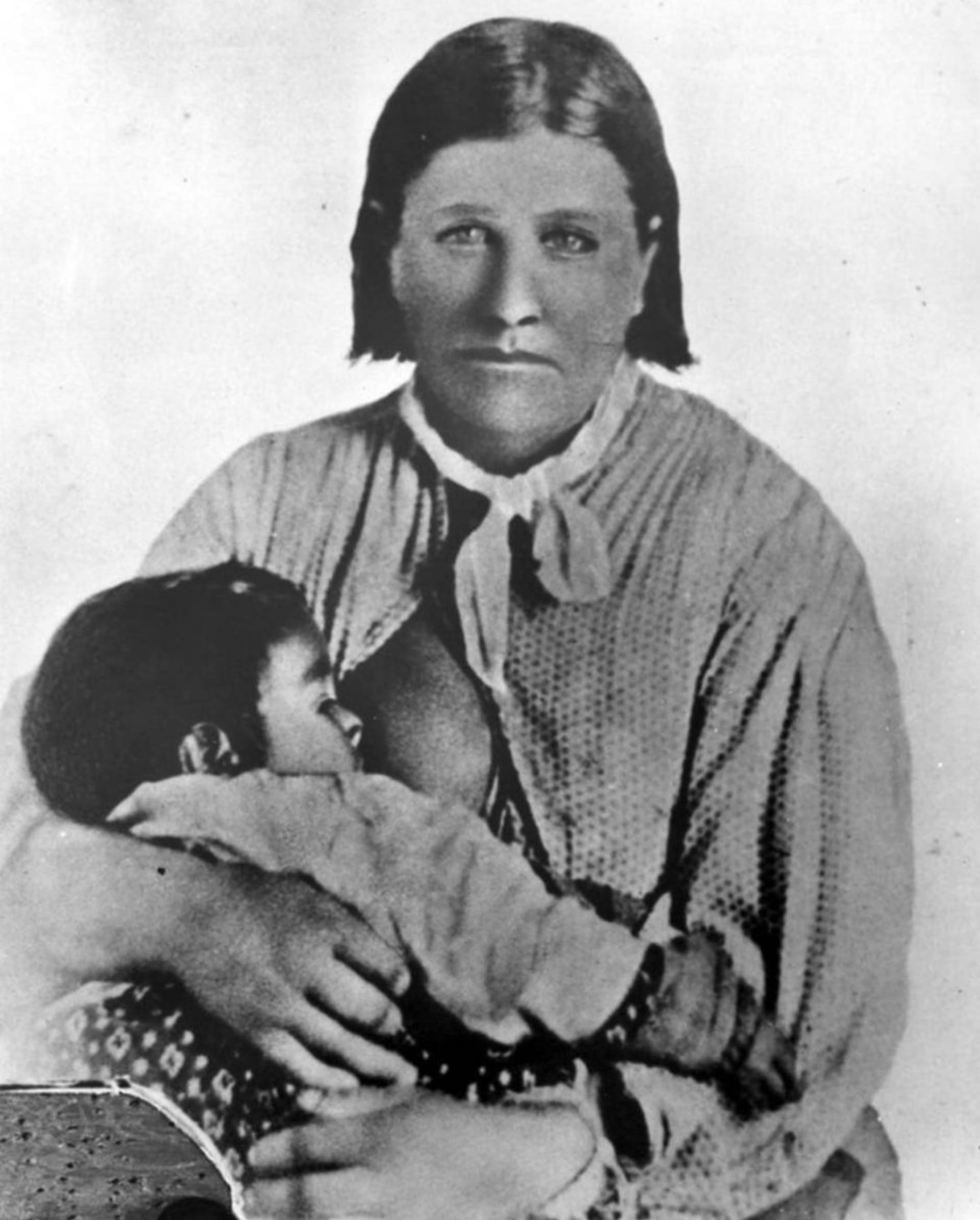 Cynthia Ann Parker s dcerkou Prérijní květinou. Fotografie vznikla patrně v roce 1862 v ateliéru A. F. Corninga ve Fort Worth a proslavila se nejen v pohraničí, ale i v celých USA.