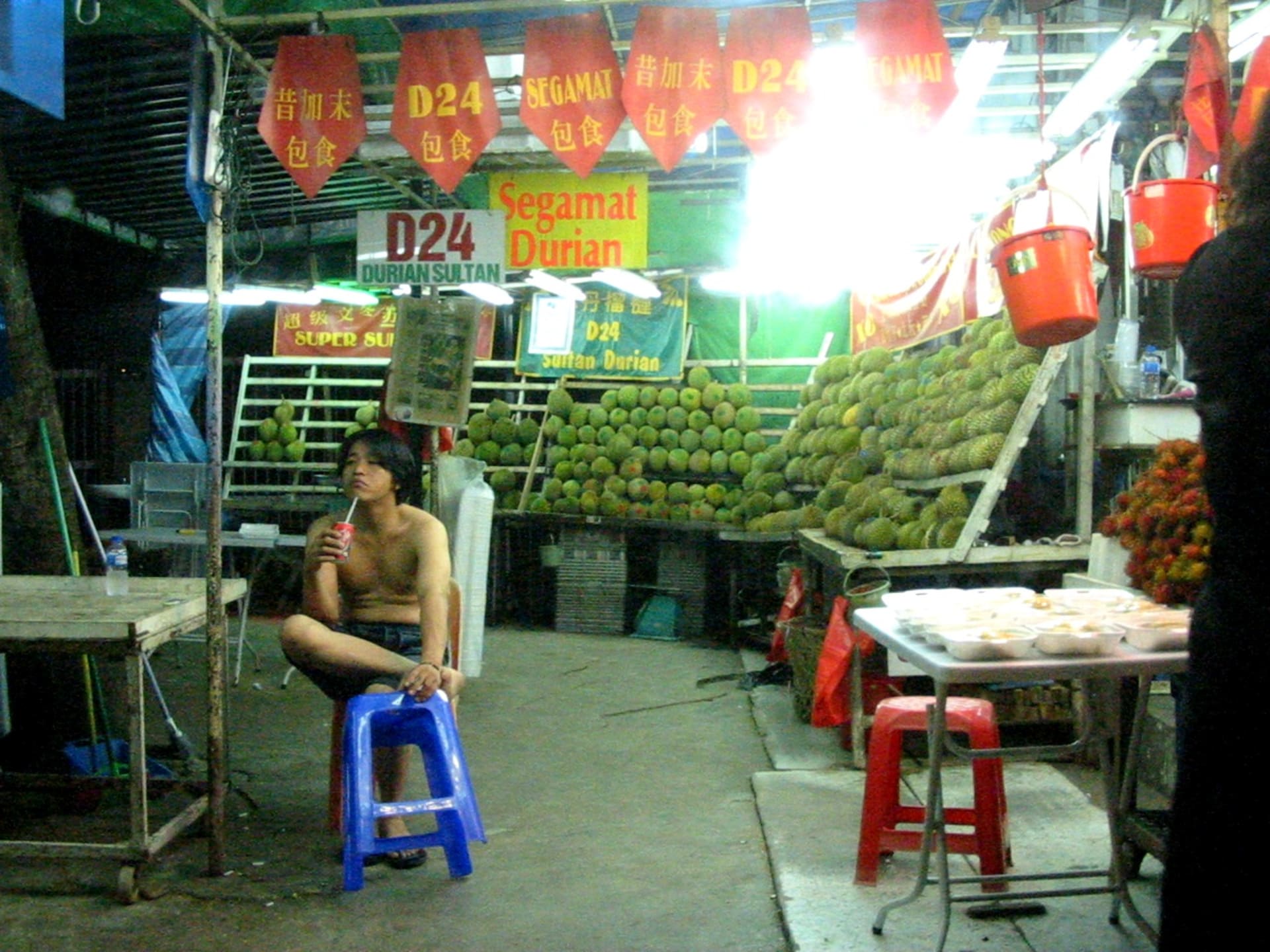 Prodavač durianů v Malajsii