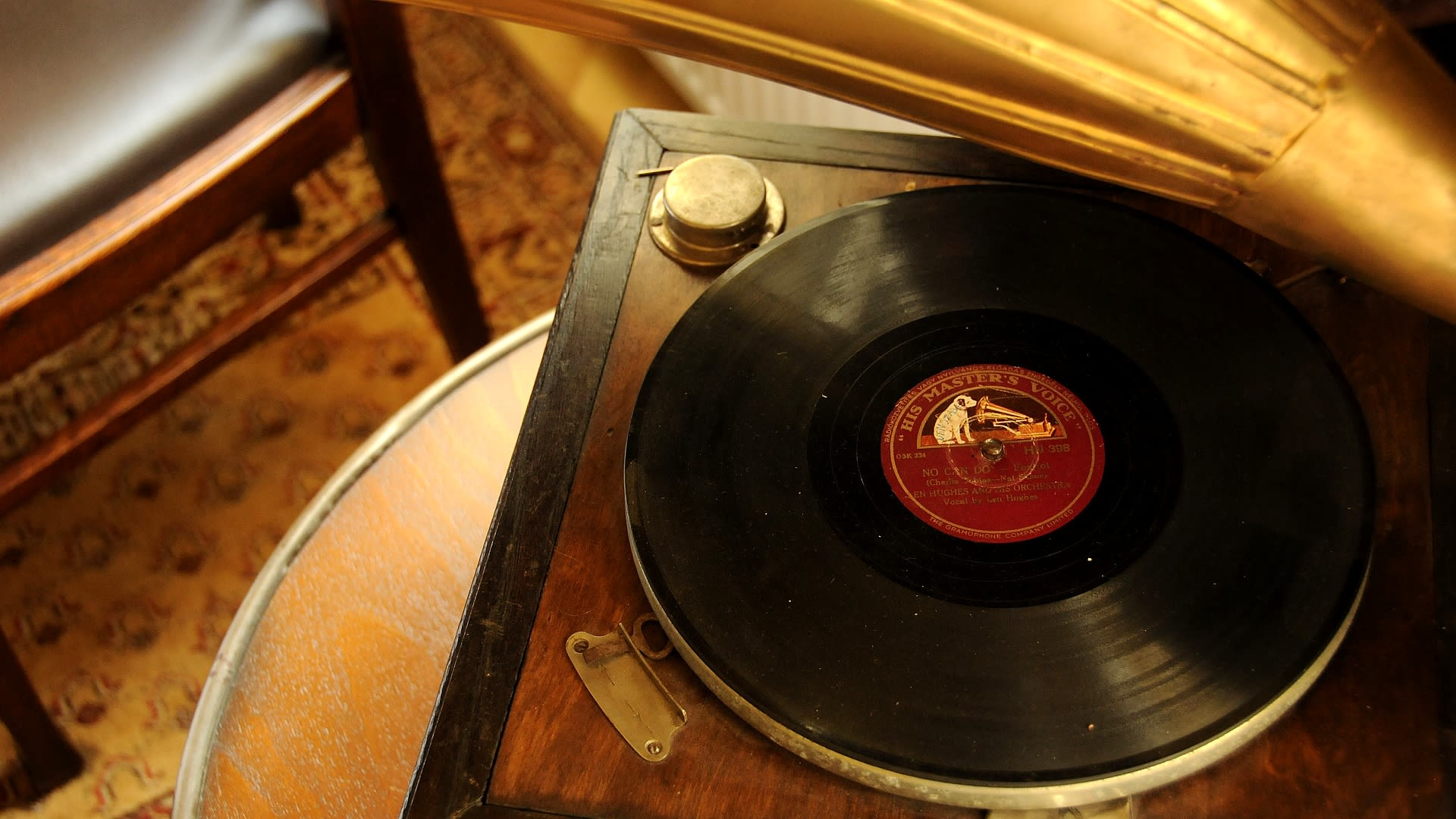 Historický gramofon a na desce se točí pes