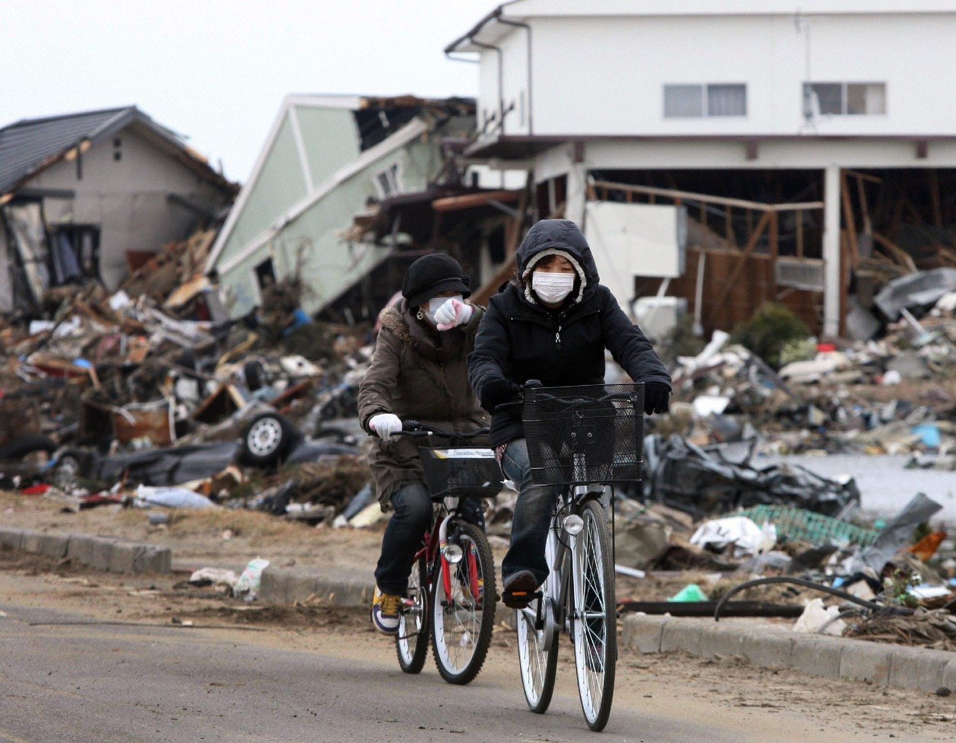 Zemětřesení z 11. března 2011 si společně s následnými vlnami tsunami vyžádalo 15 889 obětí.