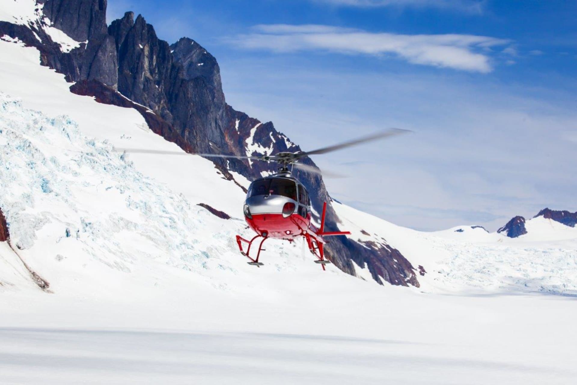 Víceúčelový AS 350 je na Aljašce běžně využívaným typem vrtulníku