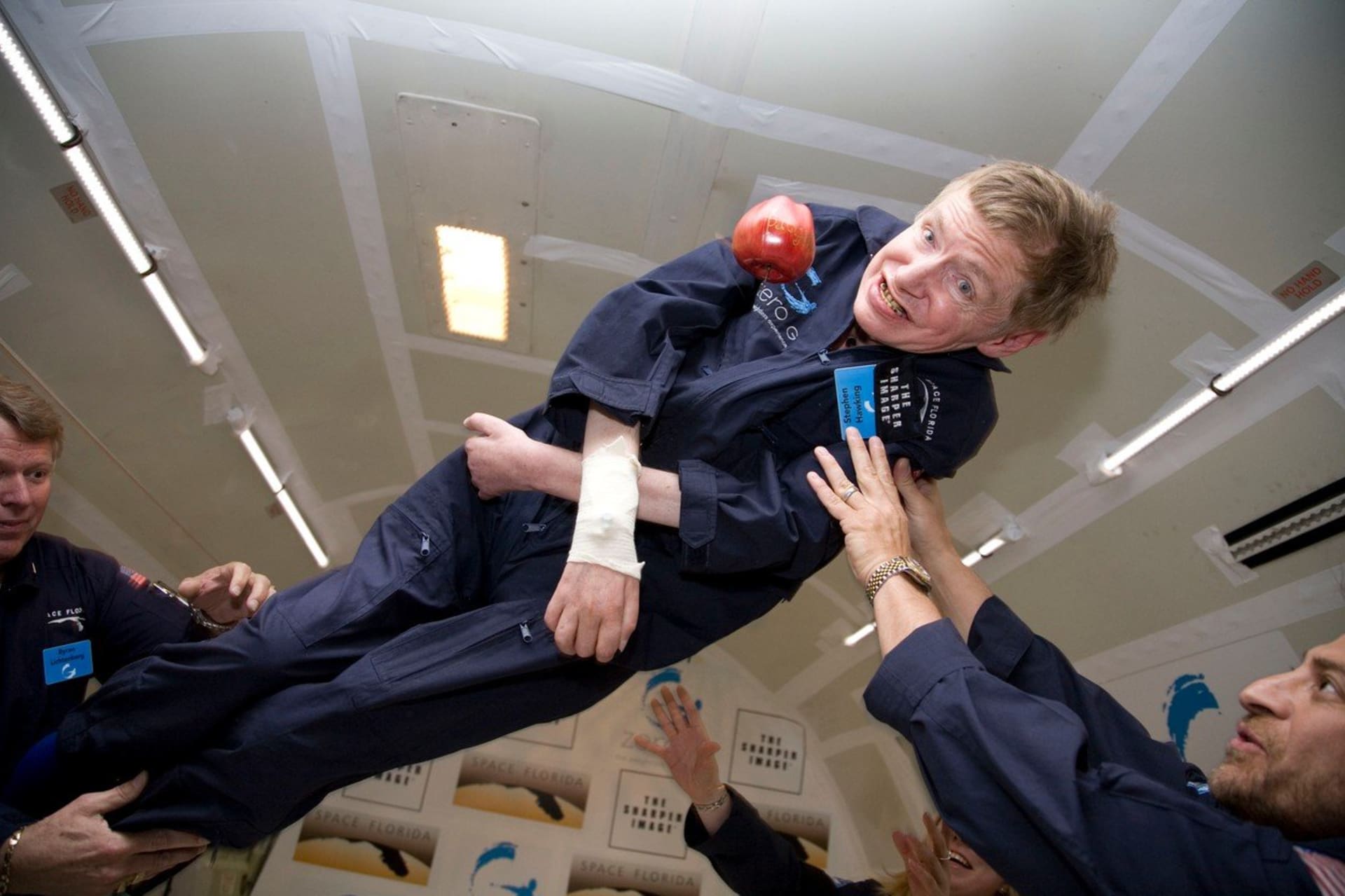 Ve věku 76 let zemřel vědec Stephen Hawking 4