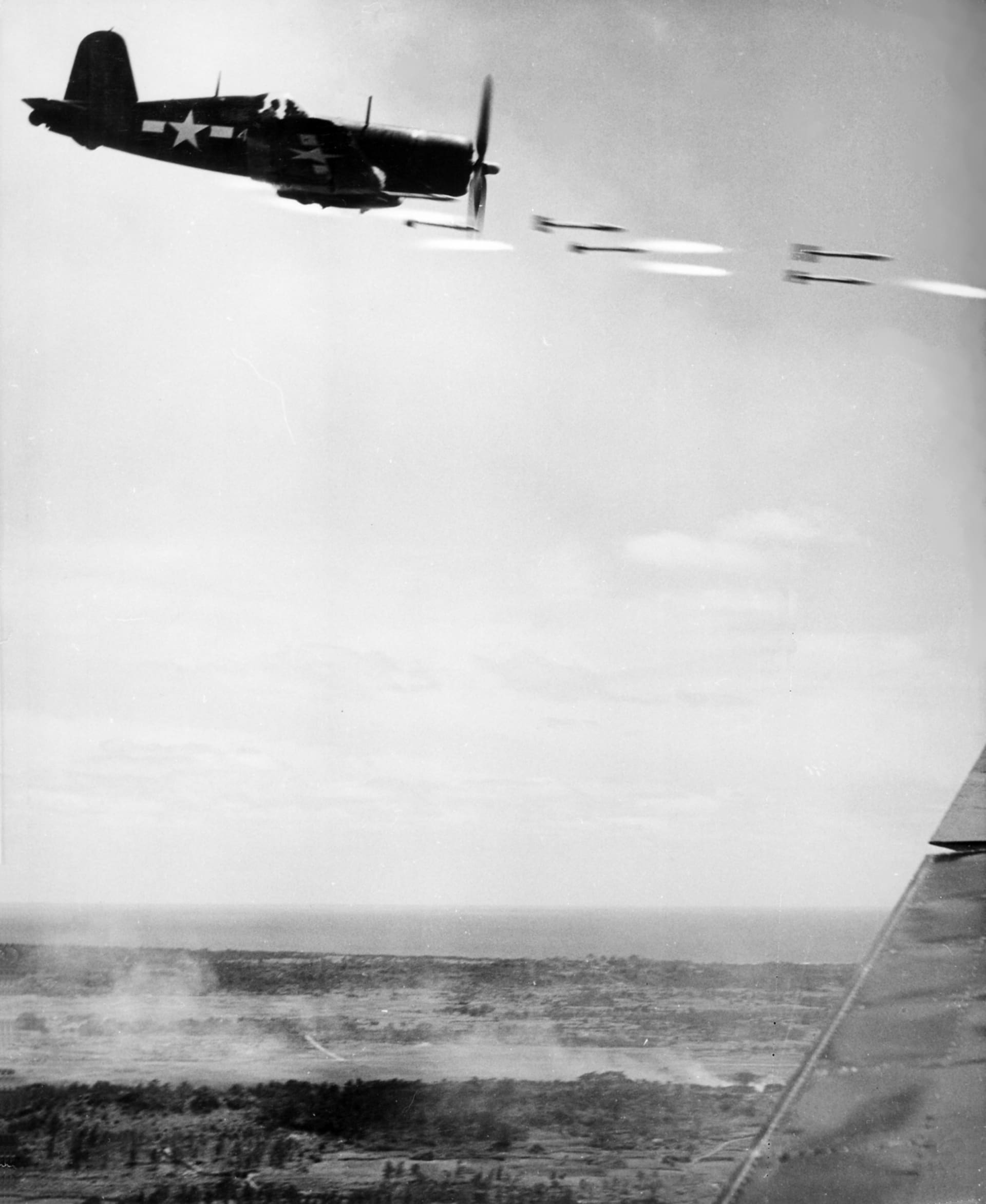 Americký letoun  Vought F4U Corsair ostřeluje raketami japonské pozice na Okinawě