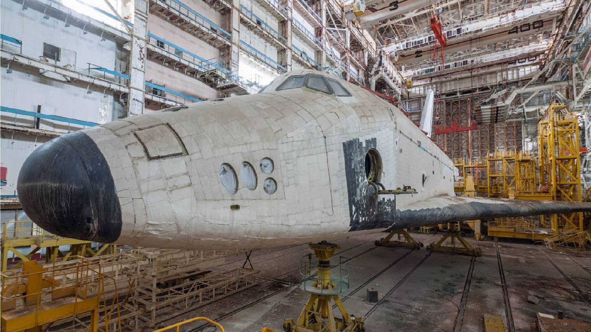 Jeden z nedokončených sovětských raketoplánů Buran reziví v opuštěném hangáru v Bajkonuru