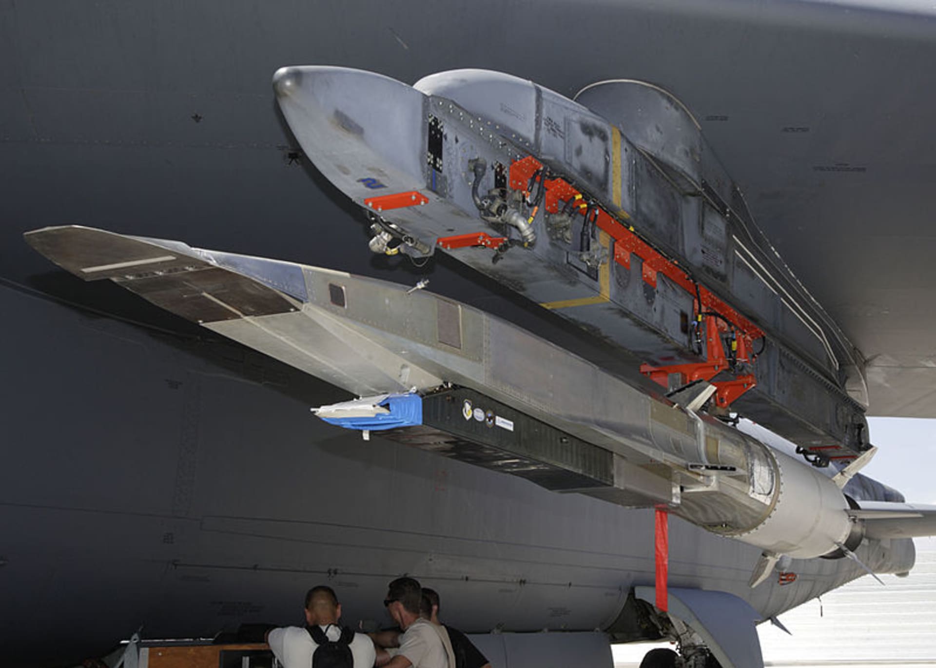Americký hypersonický bezpilotní letoun X-51 pod křídlem bombardéru B-52 (2009)