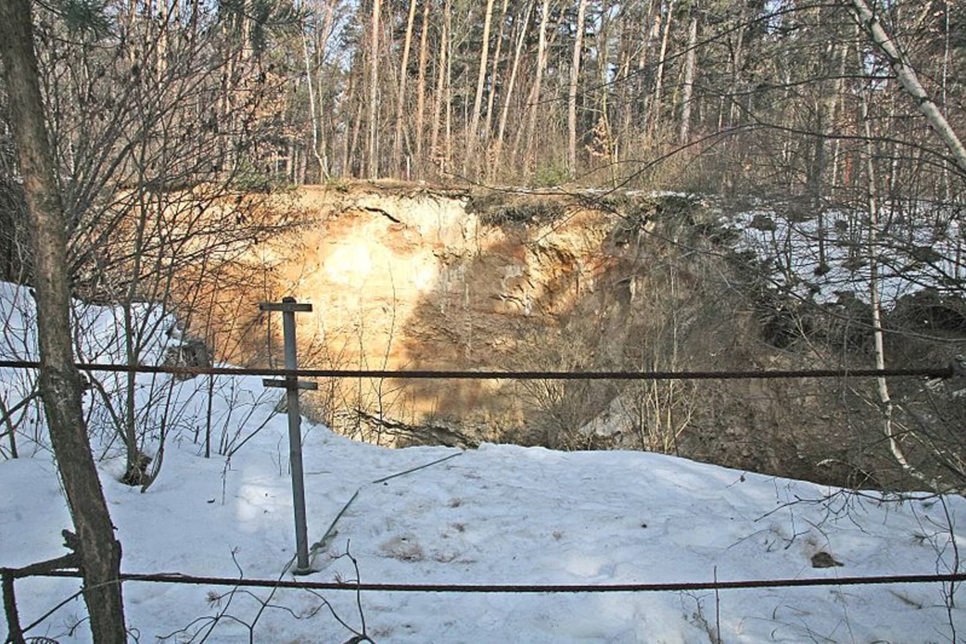 Propad středověkých důlních děl na Kaňku - v okolí se vyskytuje nový minerál