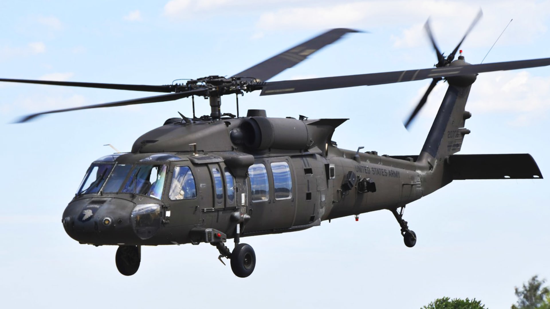 Polsko poslalo na pomoc hasičům legendární bojový vrtulník UH-60M Black Hawk.