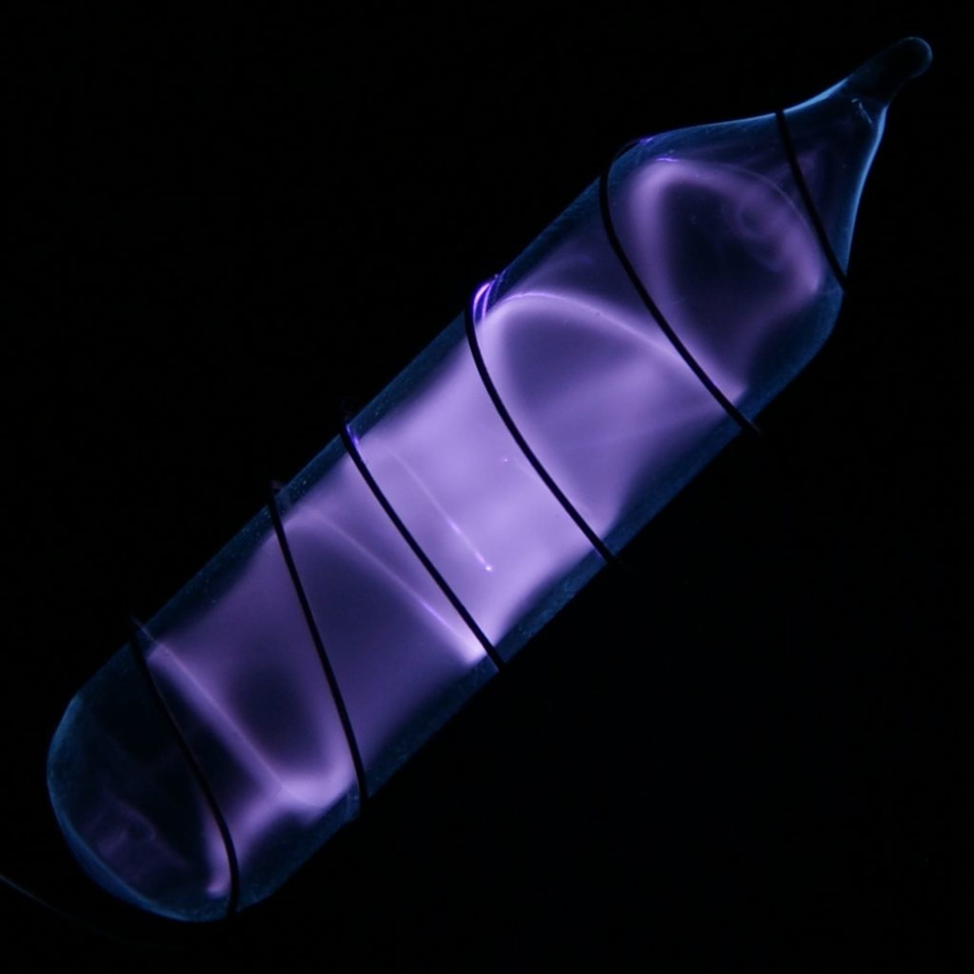 Fialově zářící vodík