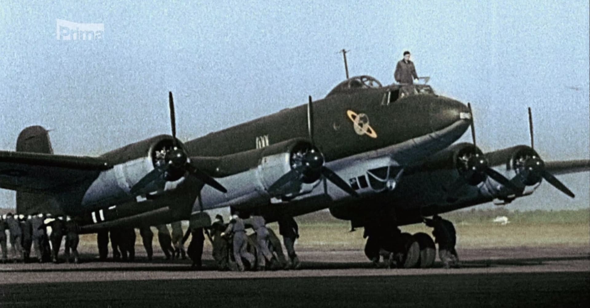 Hitlerova letadla spalovala až 2150 litrů paliva na hodinu - není se co divit, že často rolovala s pomocí živé síly. Na snímku Focke-Wulf Fw 200